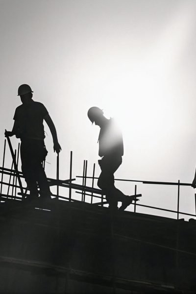 cena-monocromatica-retratando-vida-dos-trabalhadores-em-um-local-da-industria-da-construcao